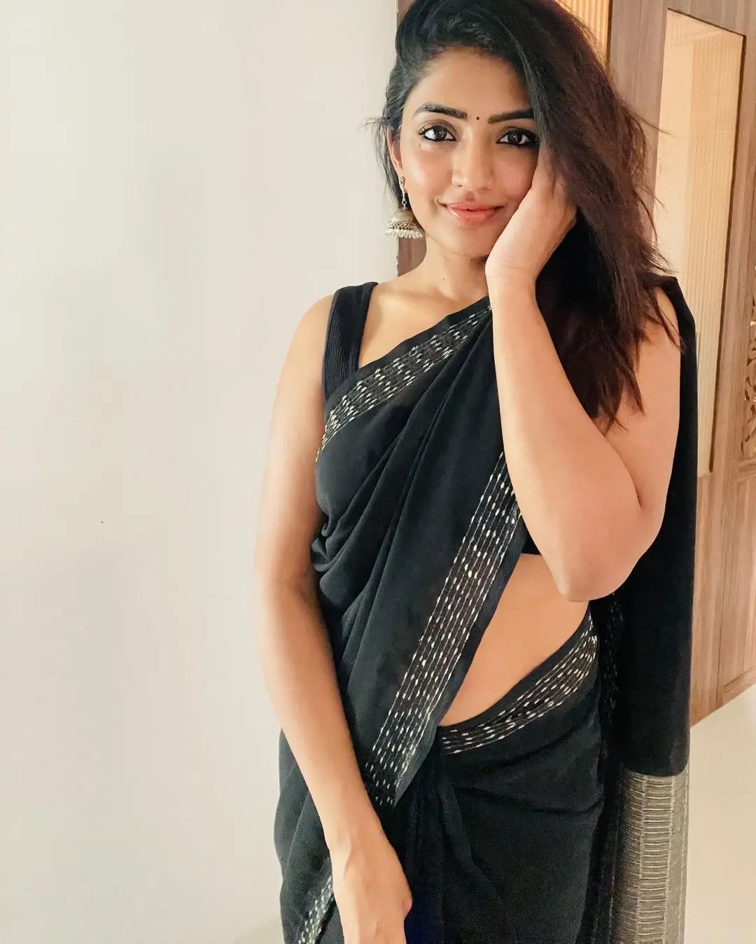EESHA REBBA IN INDIAN TRADITIONAL BLACK SAREE SLEEVELESS BLOUSE 2